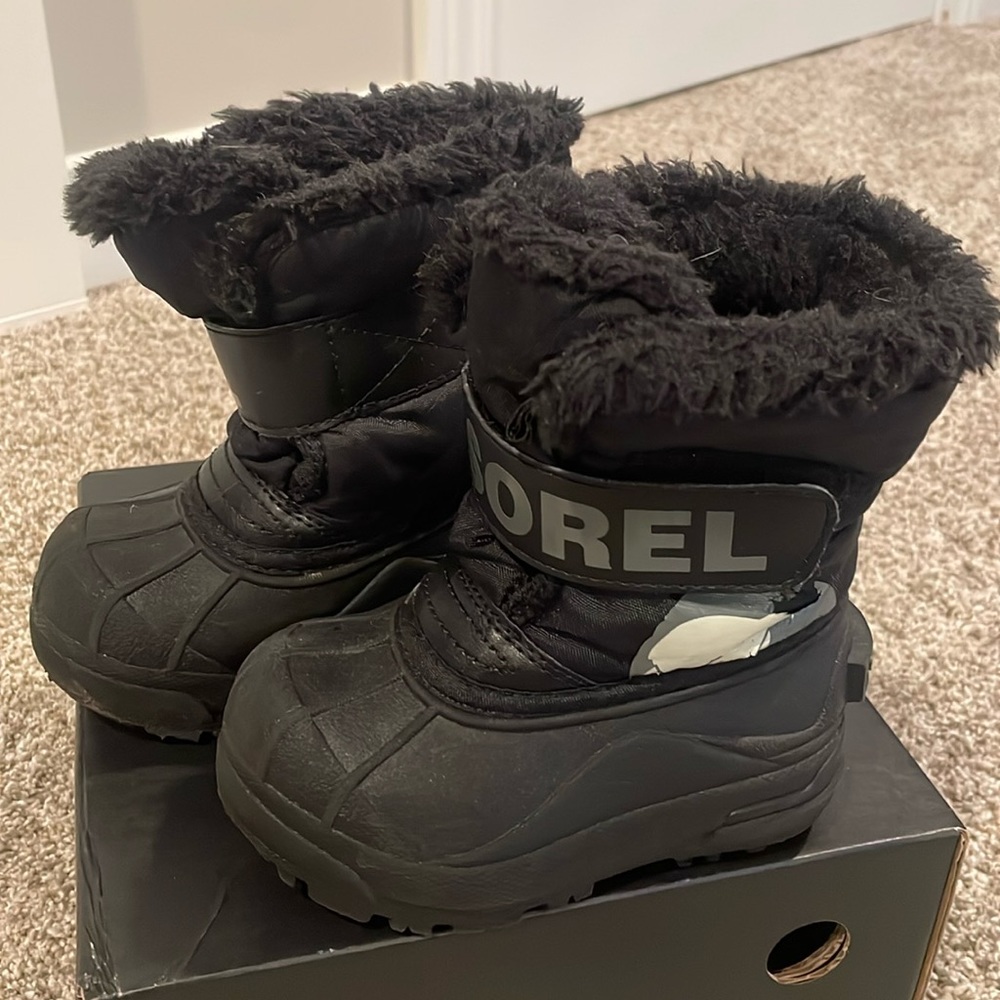 Kids Sorel snow boots size 7